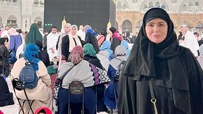 ربنا ميقطعليش عادة.. إلهام شاهين تؤدي مناسك العمرة لوالدتها