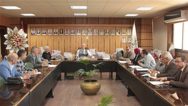 جامعة أسيوط تناقش آليات دعم المشروعات الطلابية وخطط تجميل الحرم الجامعي