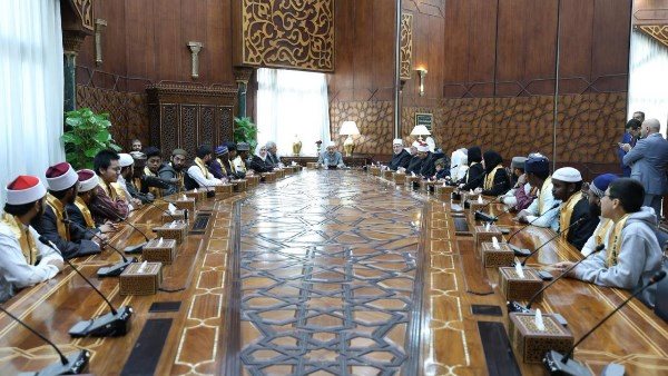 شيخ الأزهر يلتقي طلاب مدرسة “الإمام الطيب” ويشيد بحفظهم المتقن لكتاب الله بالقراءات العشر