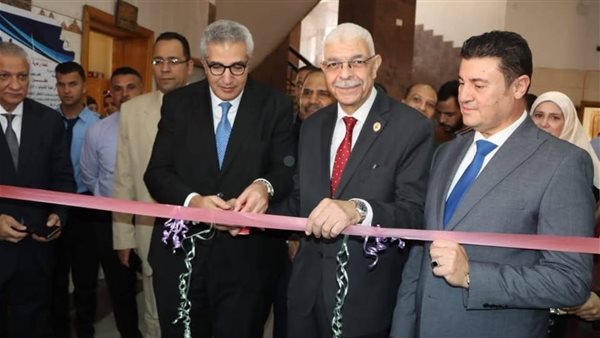 رئيس جامعة المنوفية وأمين الأعلى للجامعات يتفقدان معرض تطوير المشروعات والصناعات الوطنية