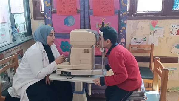 توقيع الكشف الطبي على ٢٨٣ حالة بمدرسة كفر الكردي بكفر شكر