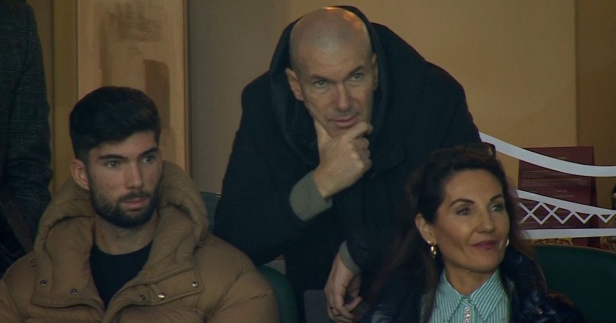 زيدان يواصل دعم نجله من المدرجات بلقاء الجزائر وبوركينا فاسو