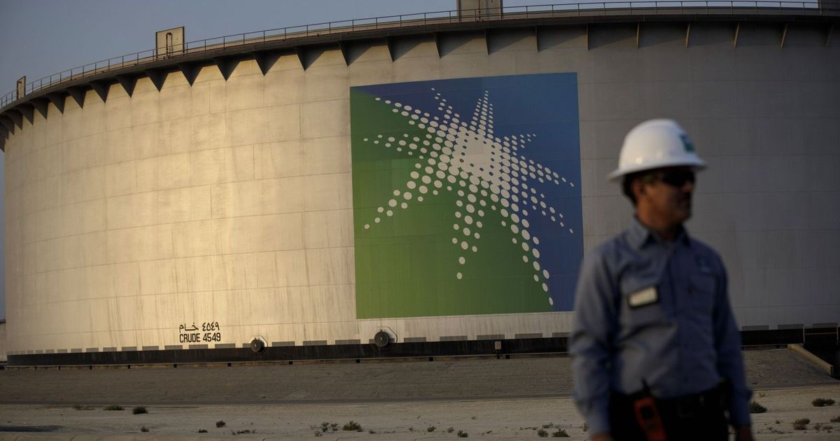 السعودية تخفض علاوة سعر النفط العربي الخفيف لآسيا في يناير