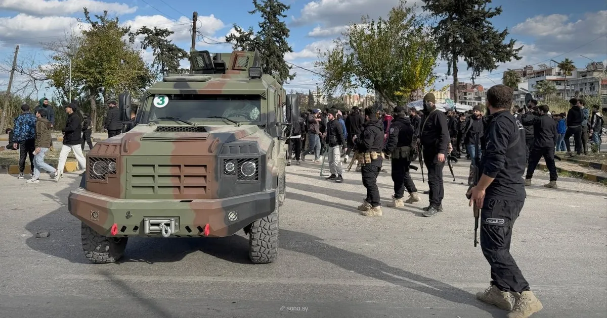 احتجاجات في الساحل السوري.. ومسؤول: مسلحون أطلقوا النار