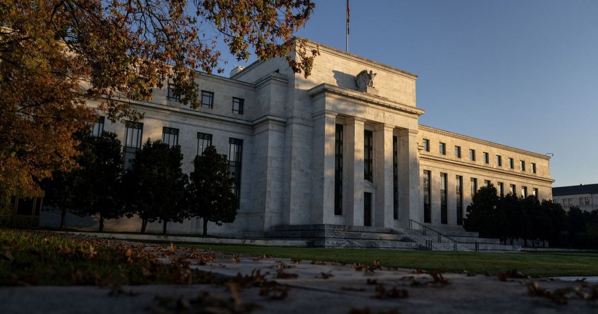 اقتصاديون يتوقعون خفض الفيدرالي للفائدة في ديسمبر وخفضين في 2026