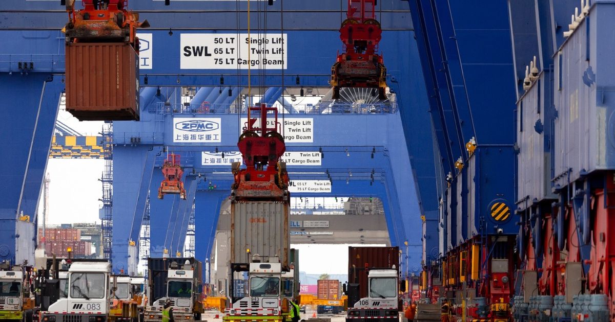 عجز التجارة الأميركية يفاجئ التوقعات وينكمش في سبتمبر