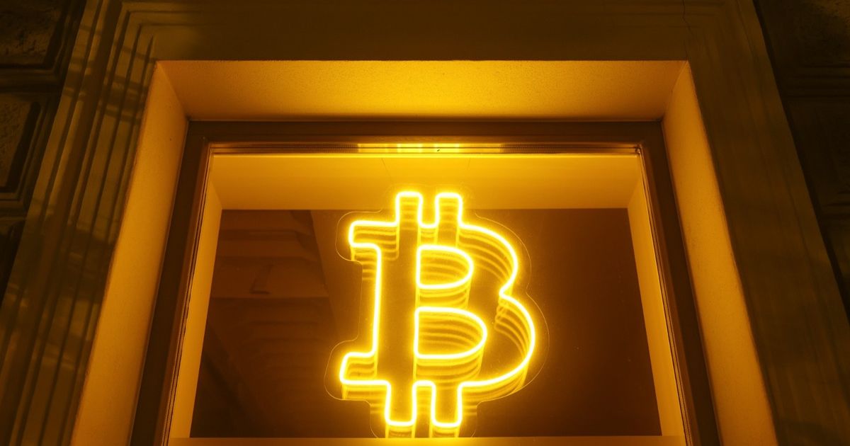 صفقات العملات المشفرة عند مستوى قياسي وسط تزايد الضغوط على السوق