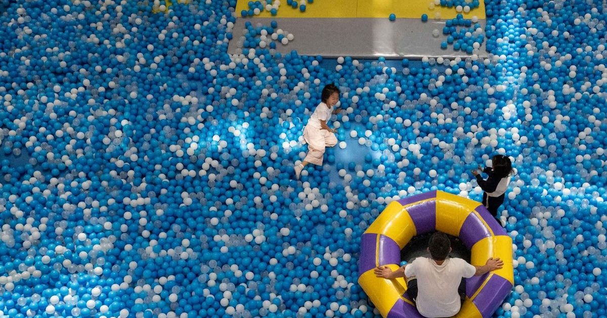 يبدو أن بكين تكتشف أن التشجيع على الإنجاب أصعب من كبحه