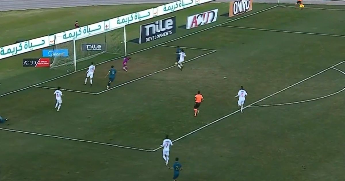 شاهد.. لاعب يهدر أغرب فرص 2025 ضد الزمالك ويدخل المرمى