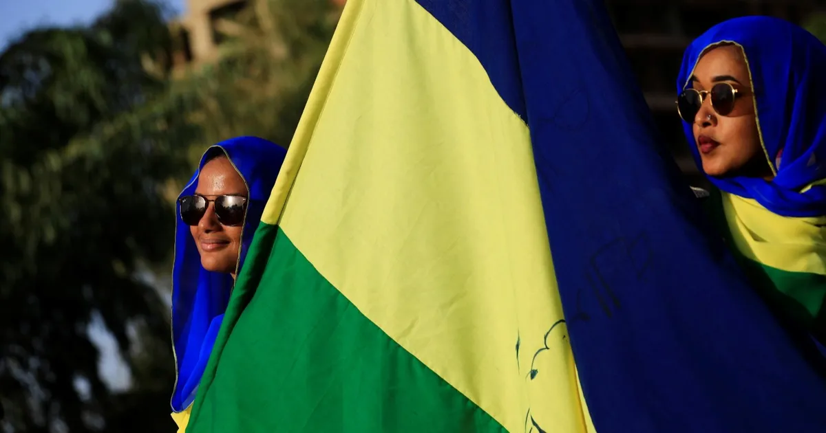 البرهان يقترح العودة إلى علم الاستقلال في السودان