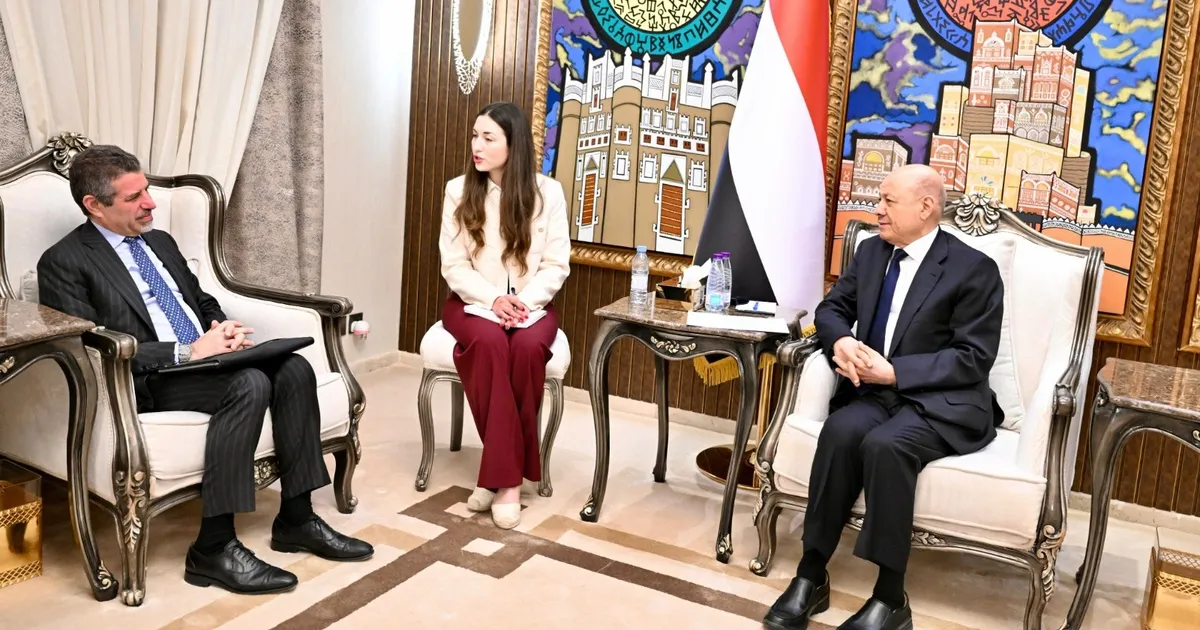 العليمي: التطورات الأخيرة تهدد بتحويل اليمن إلى بؤرة اضطراب