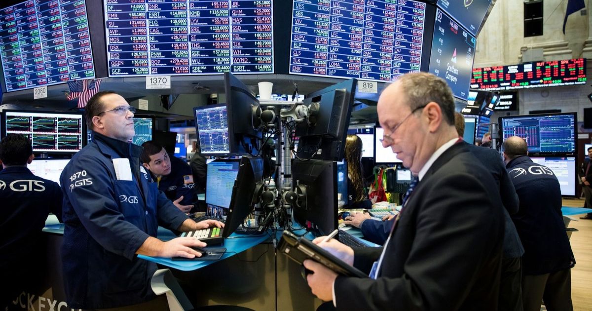 عقود الأسهم الأميركية تنخفض وسط ترقب لبيانات توضح مسار الفائدة