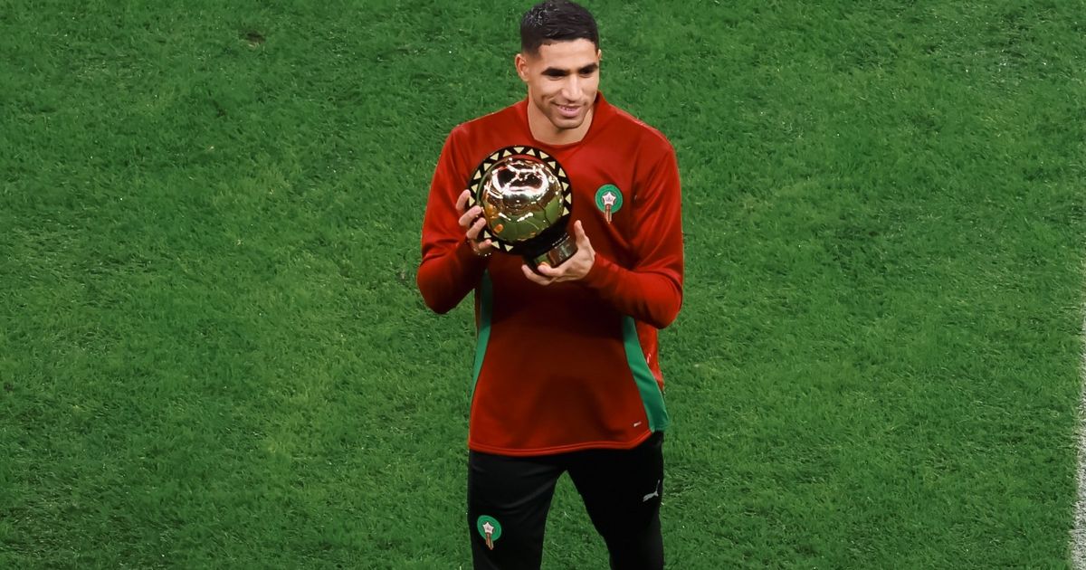 أشرف حكيمي يستعرض جائزة أفضل لاعب إفريقي قبل انطلاق “الكان”