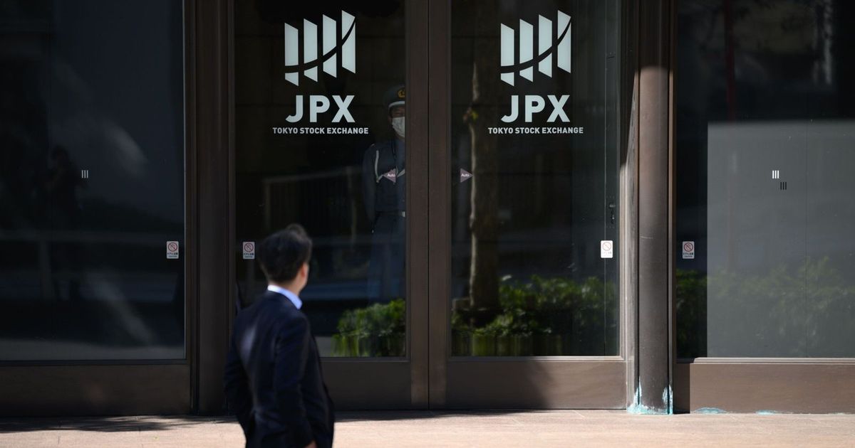 الأسهم العالمية تتماسك قرب مستويات قياسية وسط صعود نهاية العام