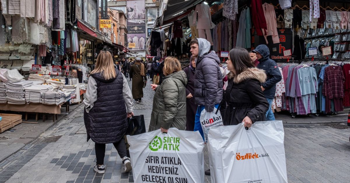 اقتصاد تركيا يتباطأ في الربع الثالث وترجيحات بخفض أكبر للفائدة