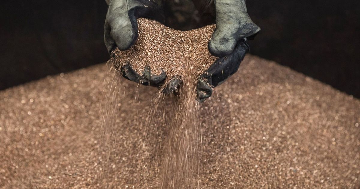 سعر النحاس يرتفع قرب مستوى قياسي بعد خفض الفائدة الأميركية