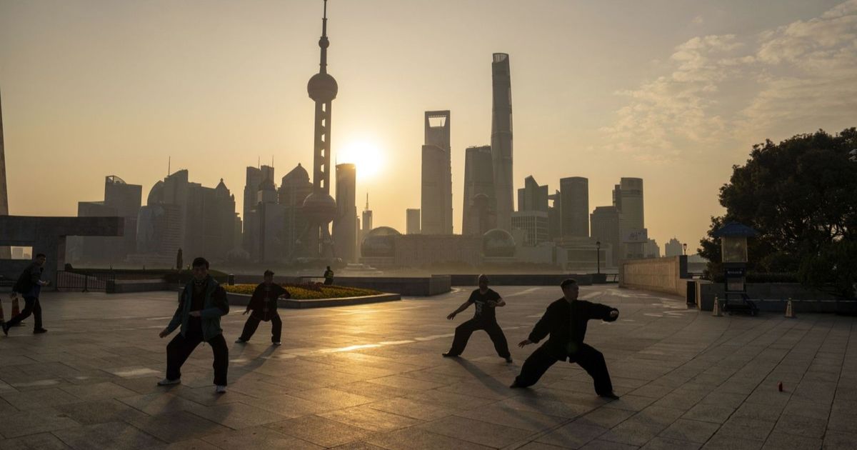 ما سبب تحول الموضة في الصين نحو الملابس الرياضية؟