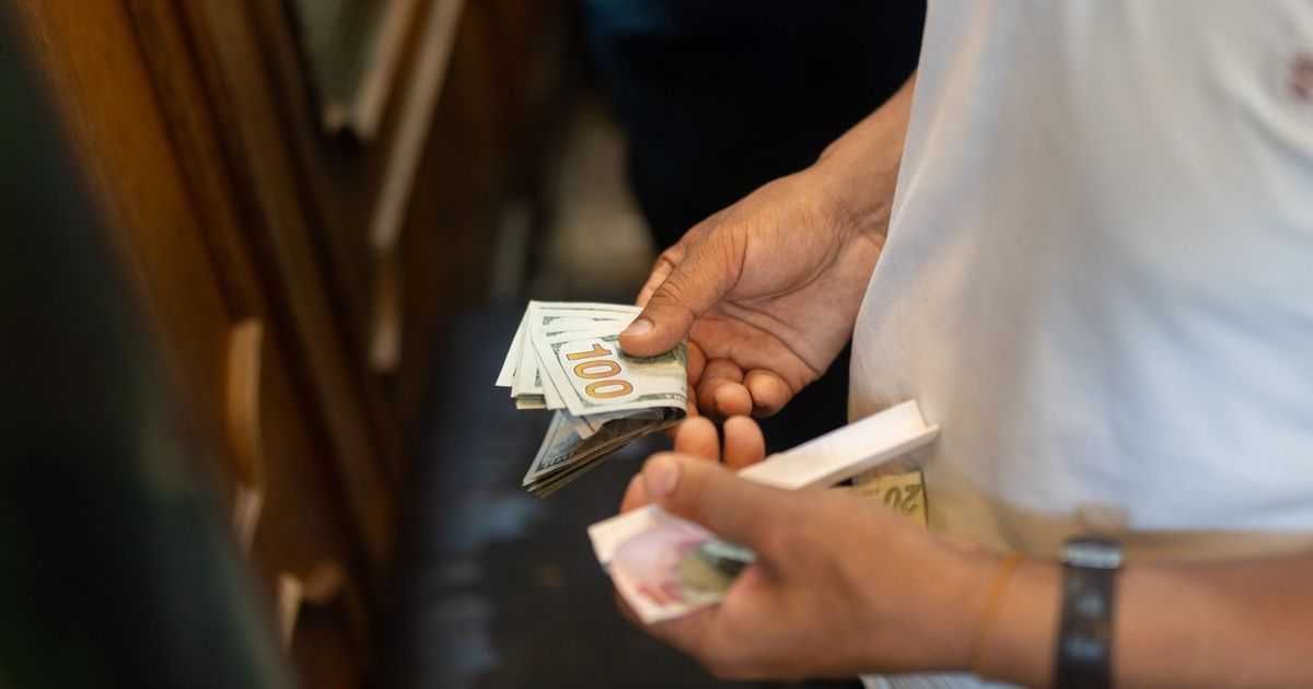 بنوك عالمية تنذر بضربة ثلاثية للدولار في ديسمبر