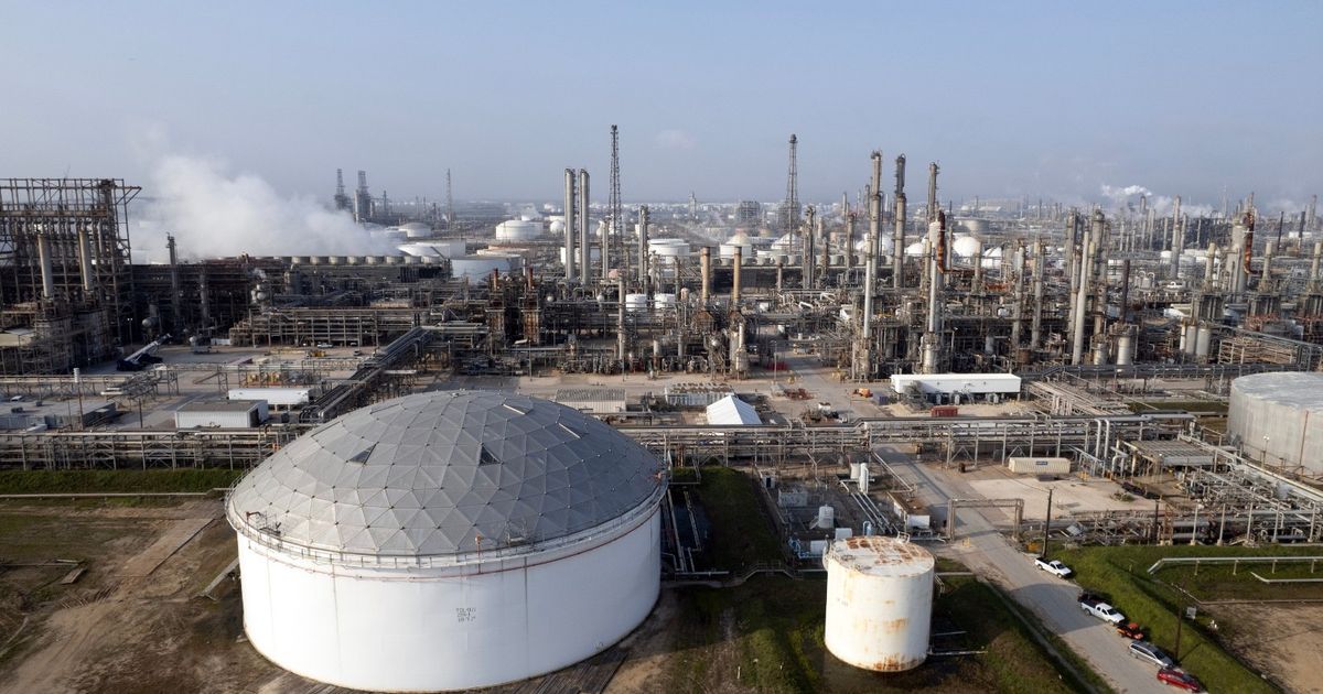 النفط يحافظ على مكاسبه لـ5 أيام وسط تركيز على التوترات والمخزونات