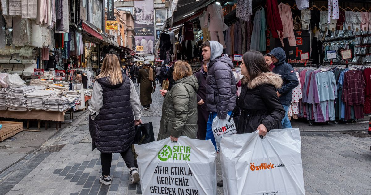 تباطؤ التضخم التركي يفوق التوقعات معززاً فرص خفض أكبر للفائدة