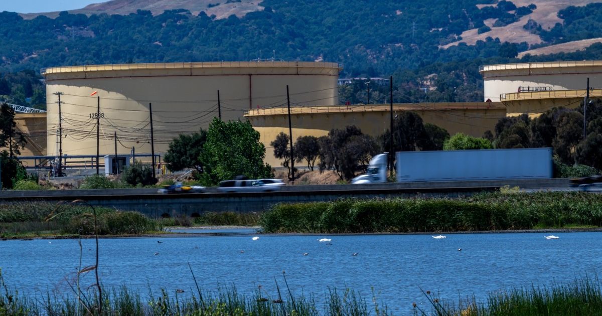 أسعار النفط تتراجع للأسبوع الثاني وسط مخاوف بشأن فائض المعروض