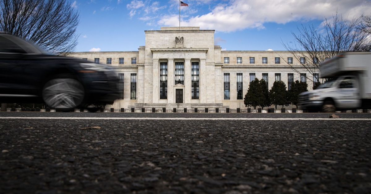 محضر الاحتياطي الفيدرالي يؤكد انقسام المسؤولين بشأن سياسة الفائدة