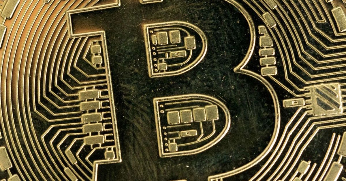 الضغوط على “بتكوين” تستمر و”ستراتيجي” توقف شراء العملة المشفرة