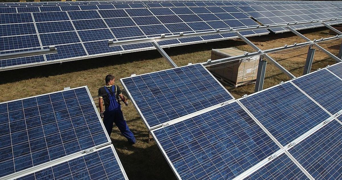 انخفاض أسعار البطاريات يفتح الباب لطاقة شمسية بلا انقطاع