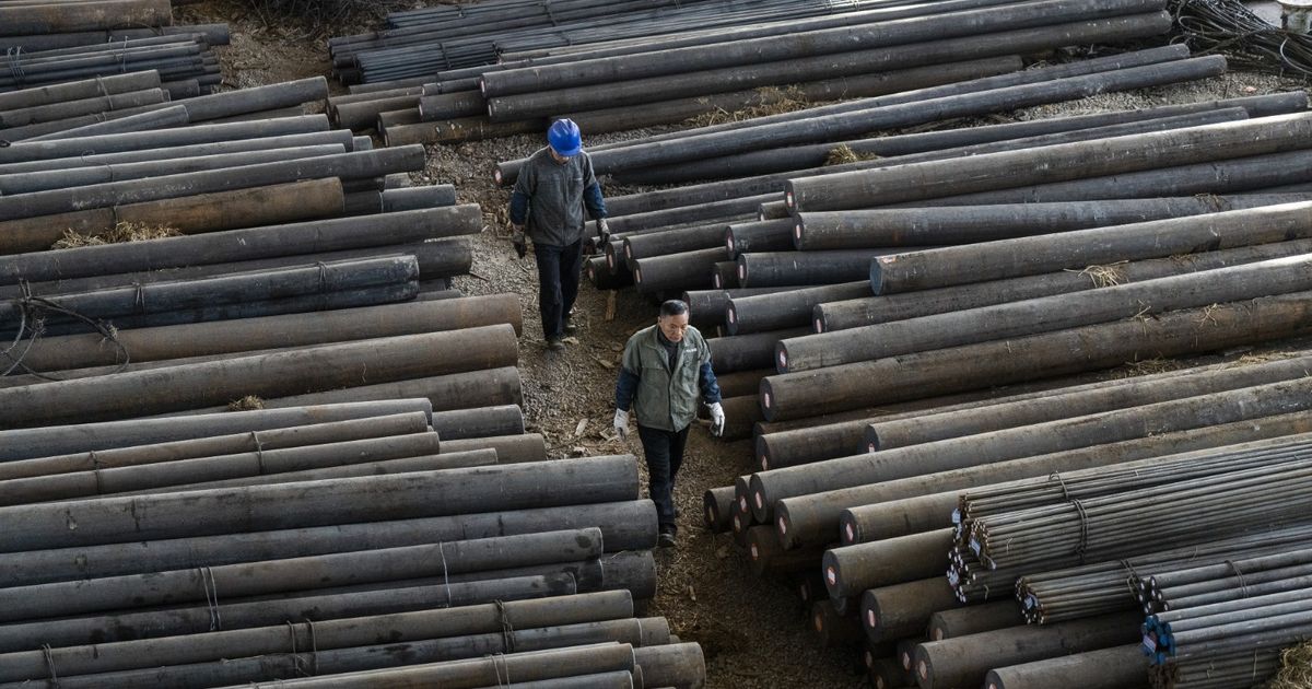 سعر الحديد يهبط بضغط من الضعف الموسمي وترقب سياسات الصين