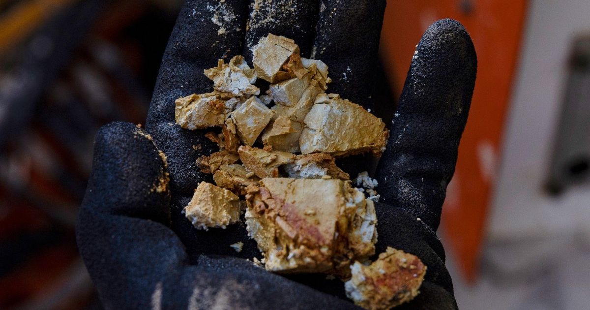 الاتحاد الأوروبي: الصين تبدأ منح تراخيص عامة للمعادن النادرة