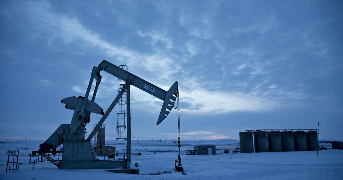 عقود النفط الأميركي تهبط دون 55 دولاراً للبرميل لأول مرة منذ 2021