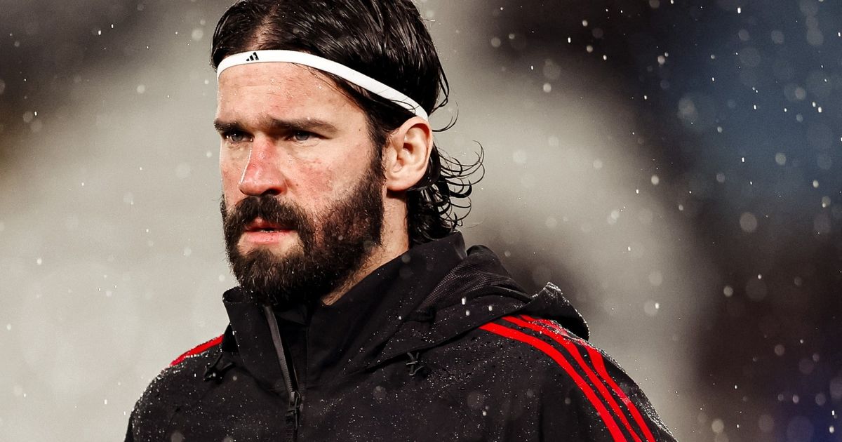 أليسون حارس ليفربول ينحاز إلى سلوت وينتقد “الأسطورة” صلاح