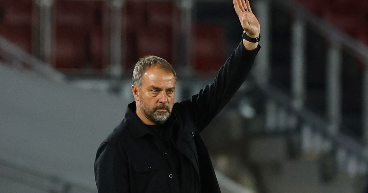 فليك يهنئ لاماسيا ويثير الغموض حول مستقبل قائد برشلونة