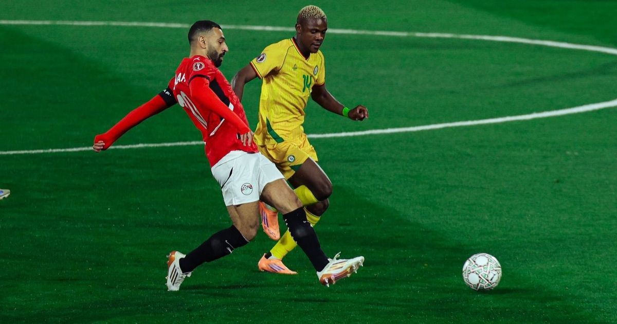 مدرب جنوب إفريقيا: لا نخشى محمد صلاح أو عمر مرموش