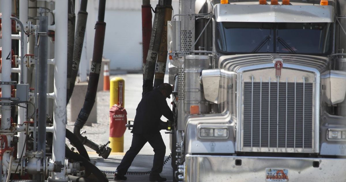 النفط يواصل التراجع تحت ضغوط من ضعف أسعار المنتجات المكررة