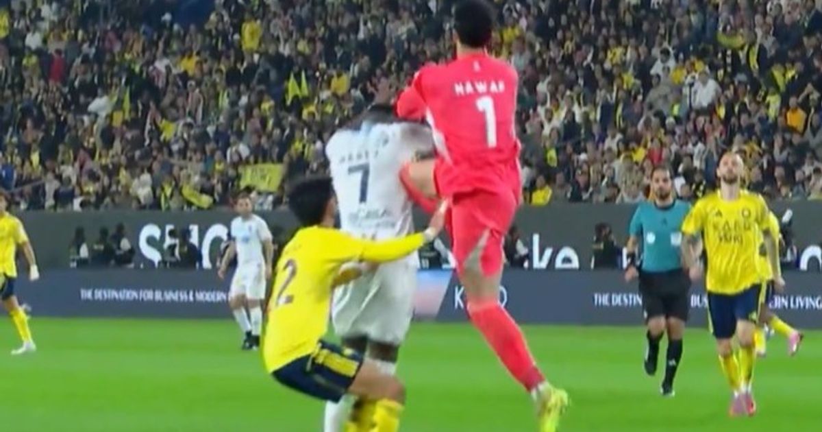 شاهد.. العقيدي حارس النصر يصيب لاعب الأخدود بـكسور خطيرة