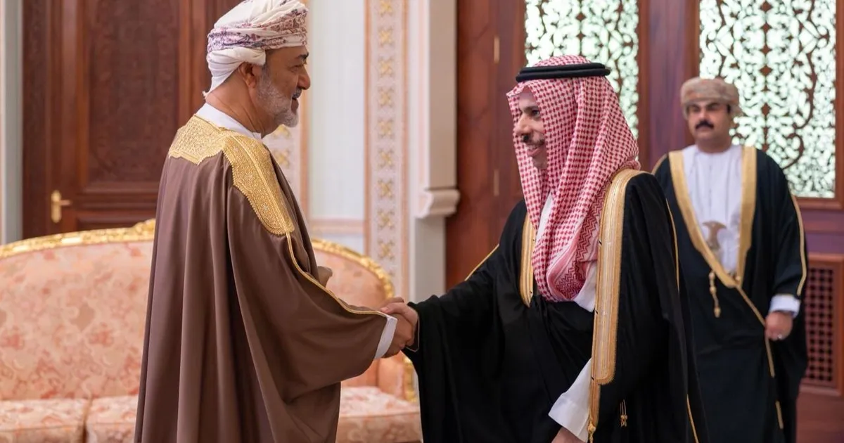 سلطان عُمان يستقبل وزير الخارجية السعودي في مسقط