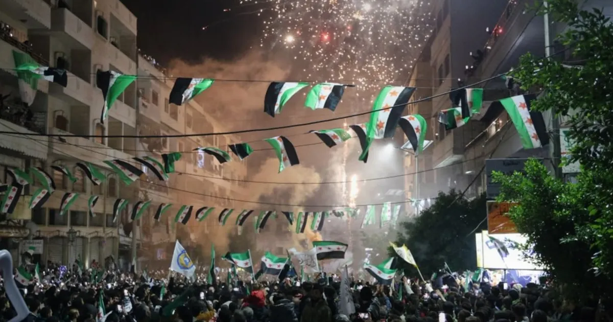 سوريا تحيي ذكرى سقوط الأسد باحتفالات في الشوارع