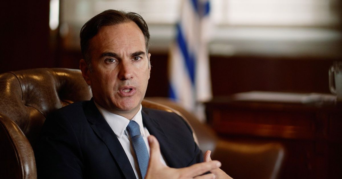 أوروغواي تقود حملة في أميركا اللاتينية ضد الدولار الأميركي