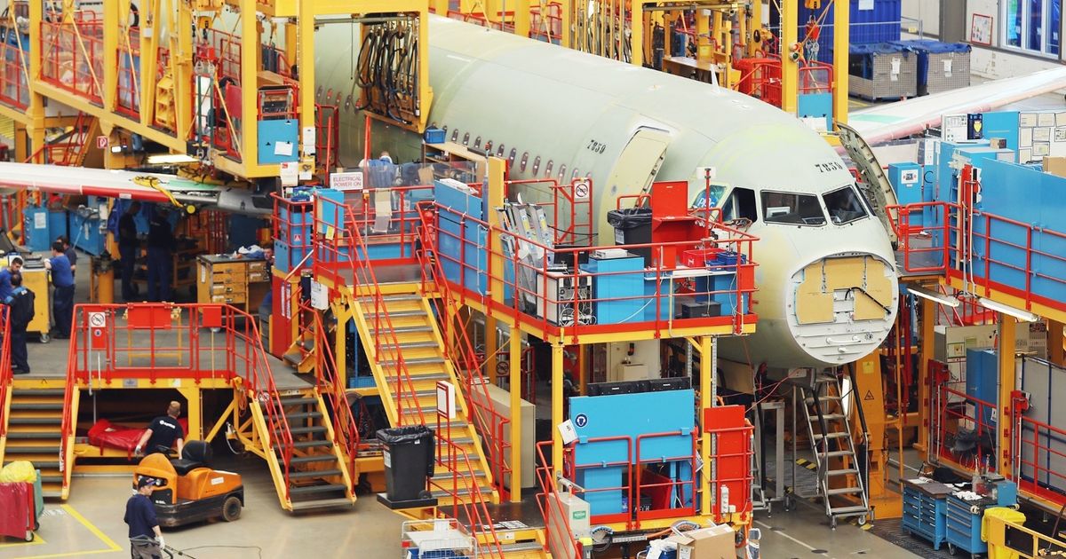 إيرباص” تخفض هدف التسليم بعد مشكلات فنية في ألواح طائرة “A320