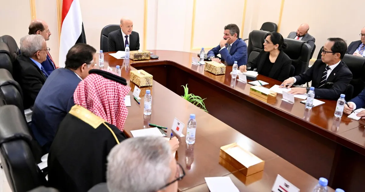 العليمي: التطورات باليمن تهديد لوحدة القرار العسكري والأمني