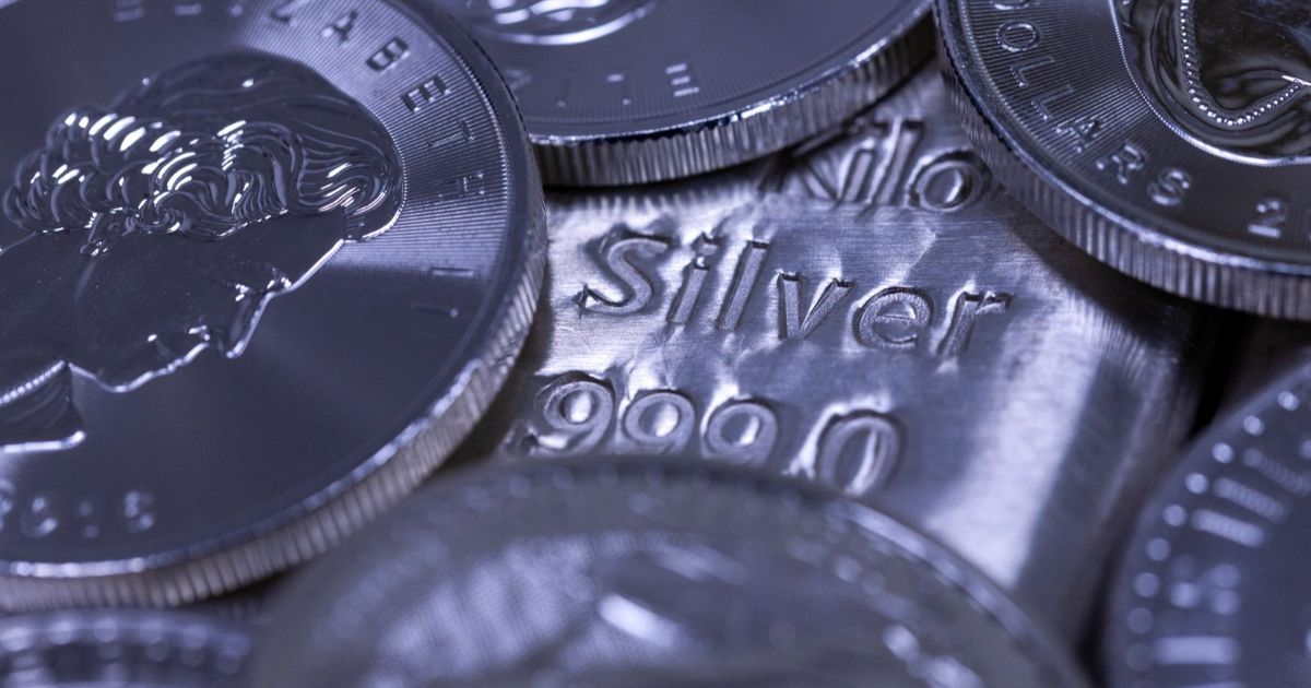 الفضة تتجاوز 64 دولاراً وسط رهان على خفض الفائدة في 2026