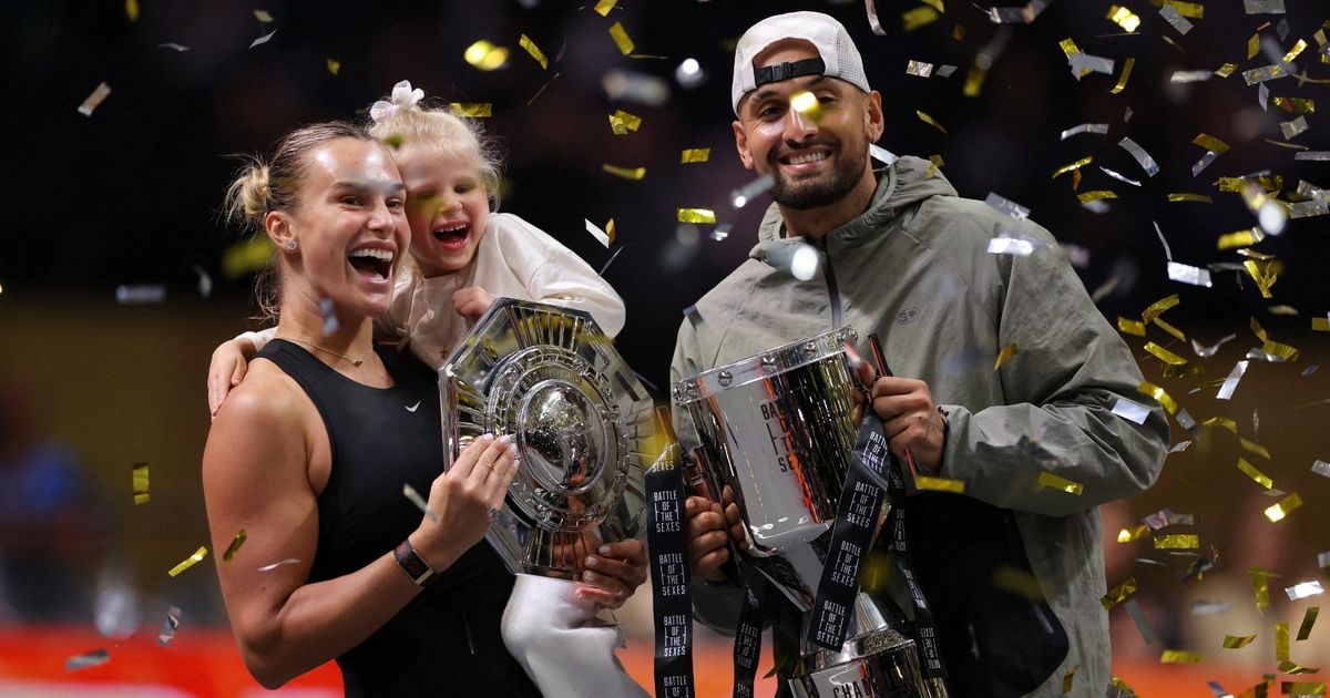 كيريوس يهزم سبالينكا بسهولة في “معركة الجنسين” بالتنس في دبي