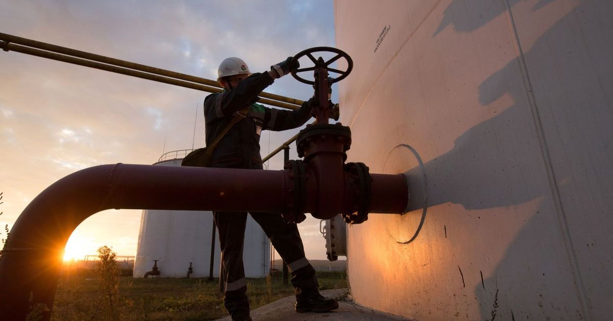 النفط يهوي وسط توقعات فائض المعروض وانفراجة في حرب أوكرانيا