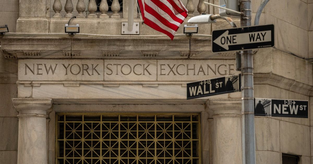 التقلبات تعصف بـ”وول ستريت” وسط موجة بيع في أسهم التكنولوجيا