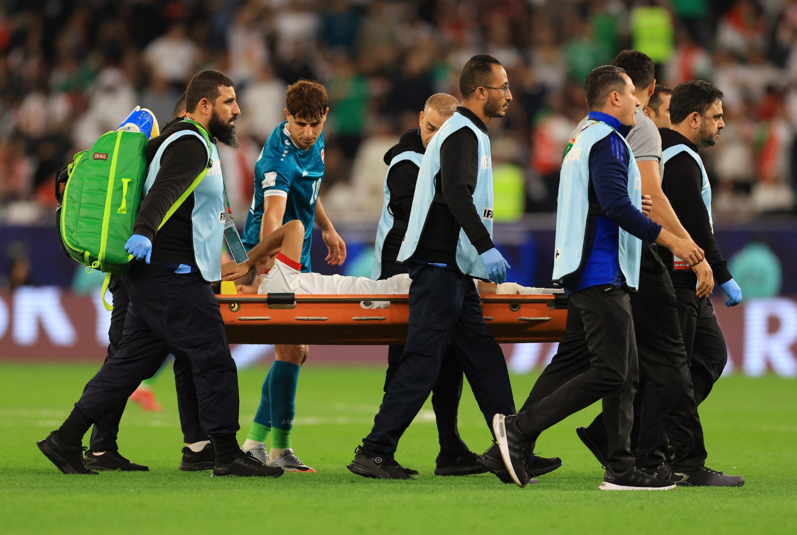 يزن النعيمات أثناء خروجه بسبب الإصابة في مباراة الأردن والعراق بكأس العرب - 12 ديسمبر 2025