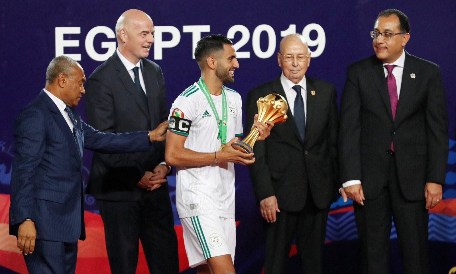 محرز يستلم كأس إفريقيا بعد فوز الجزائر في النهائي أمام السنغال بدورة 2019 - 19 يوليو 2019