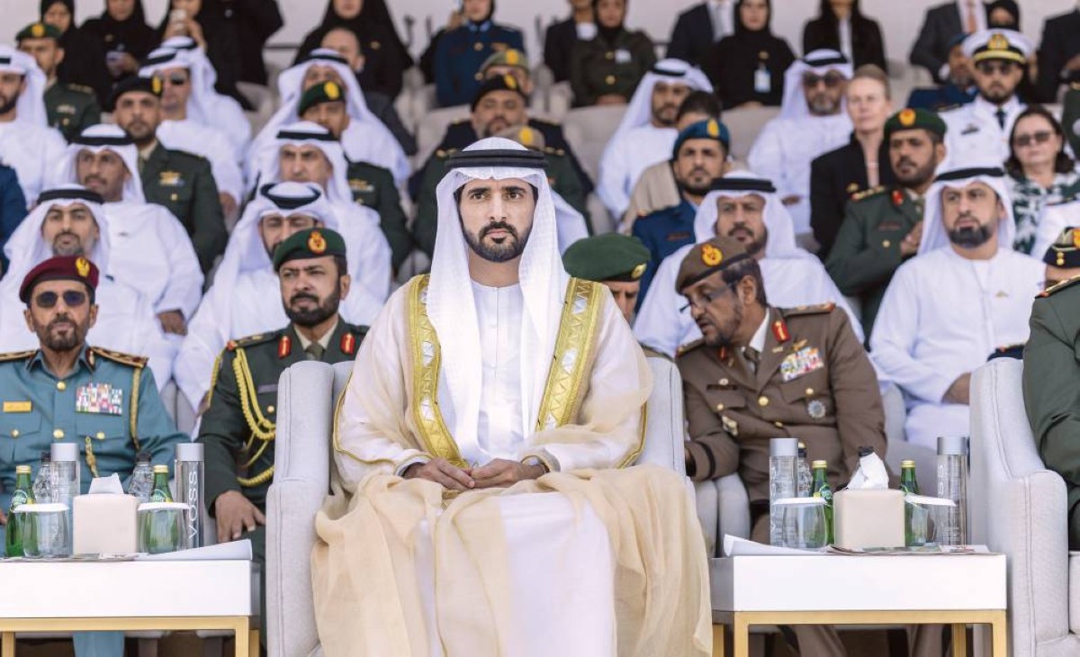 حمدان بن محمد خلال حضوره حفل التخريج بحضور خليفة الخييلي وصالح العامري وخليفة الهاملي 