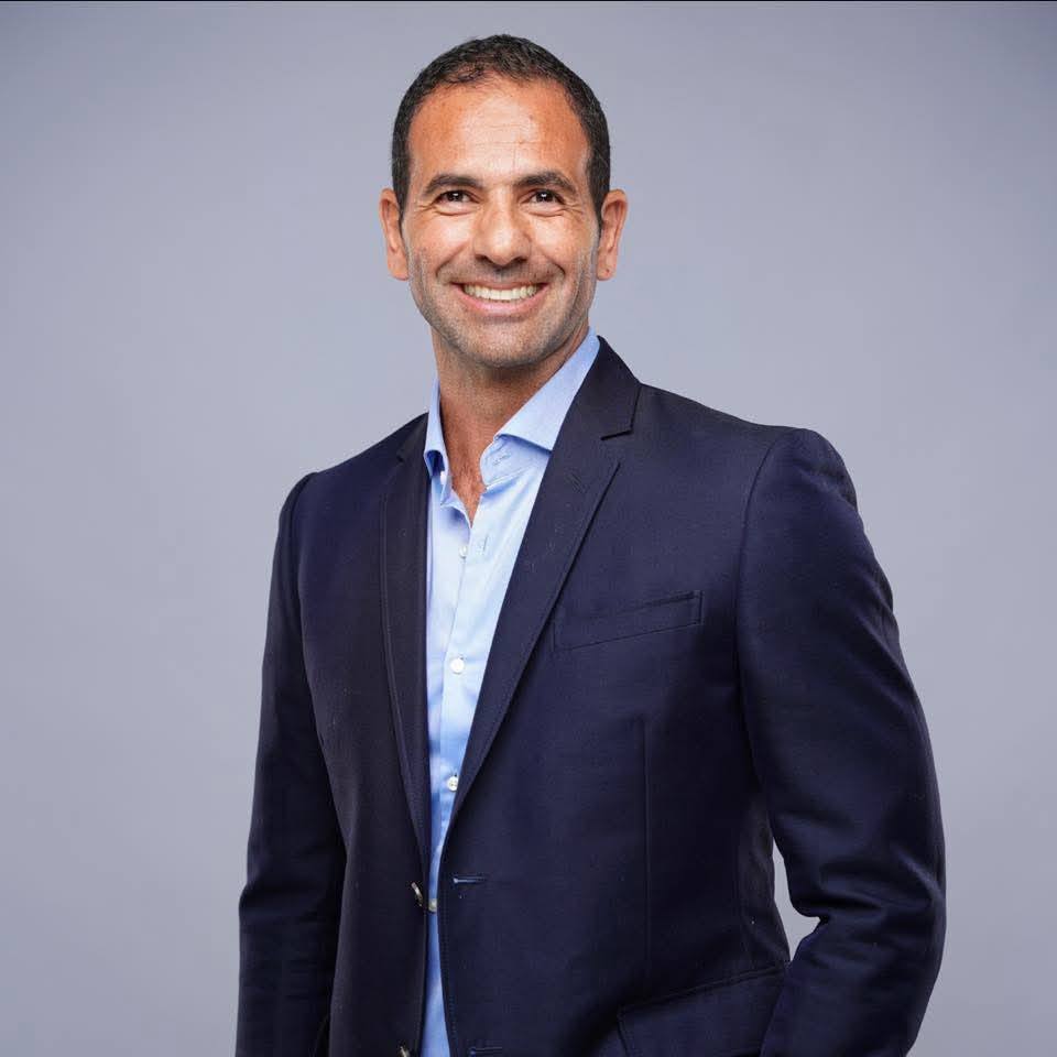 قد تكون صورة ‏‏شخص أو أكثر‏ و‏بدلة‏‏