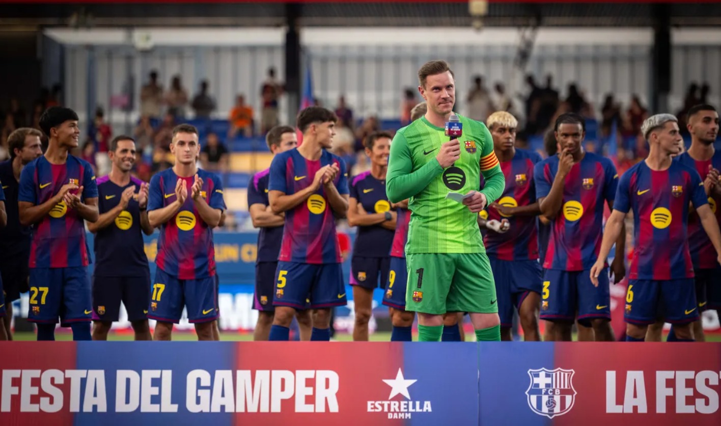 قائد برشلونة مارك أندريه تير شتيغن ولاعبو الفريق قبل مباراة كومو في كأس جوان غامبر - 11 أغسطس 2025